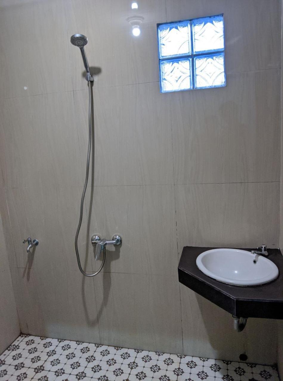 Teratai Residence Mitra Reddoorz Medan Esterno foto
