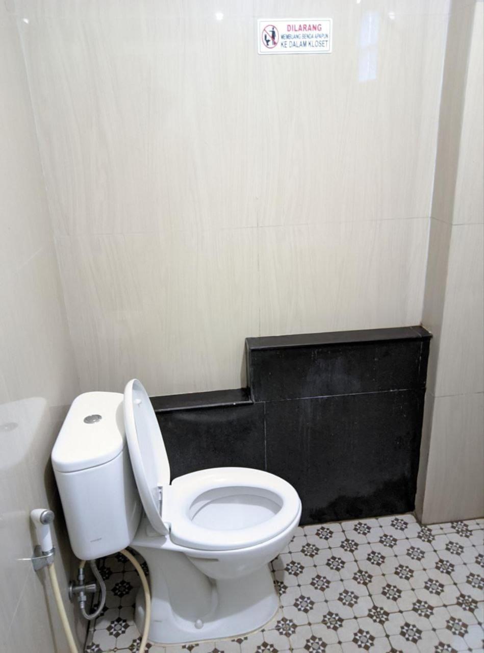Teratai Residence Mitra Reddoorz Medan Esterno foto