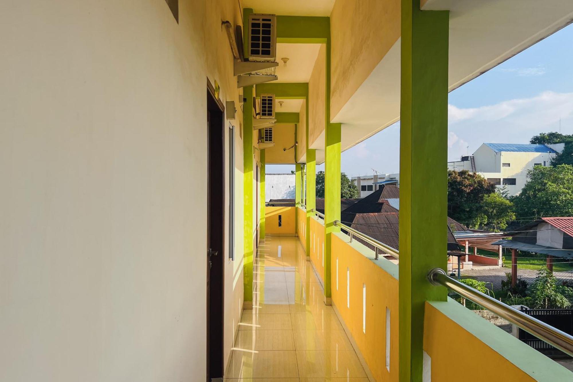Teratai Residence Mitra Reddoorz Medan Esterno foto