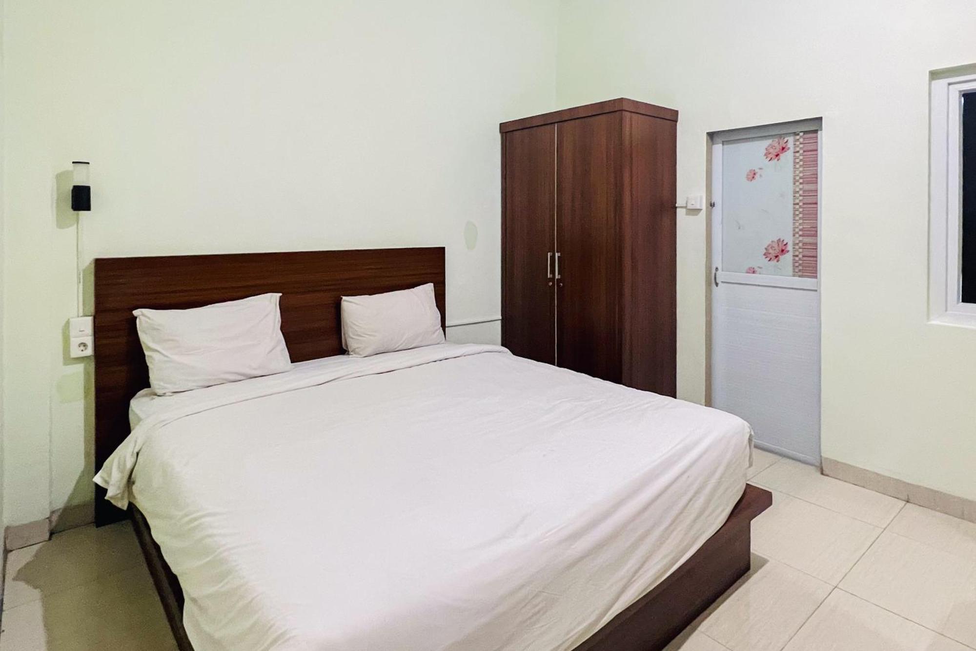 Teratai Residence Mitra Reddoorz Medan Esterno foto