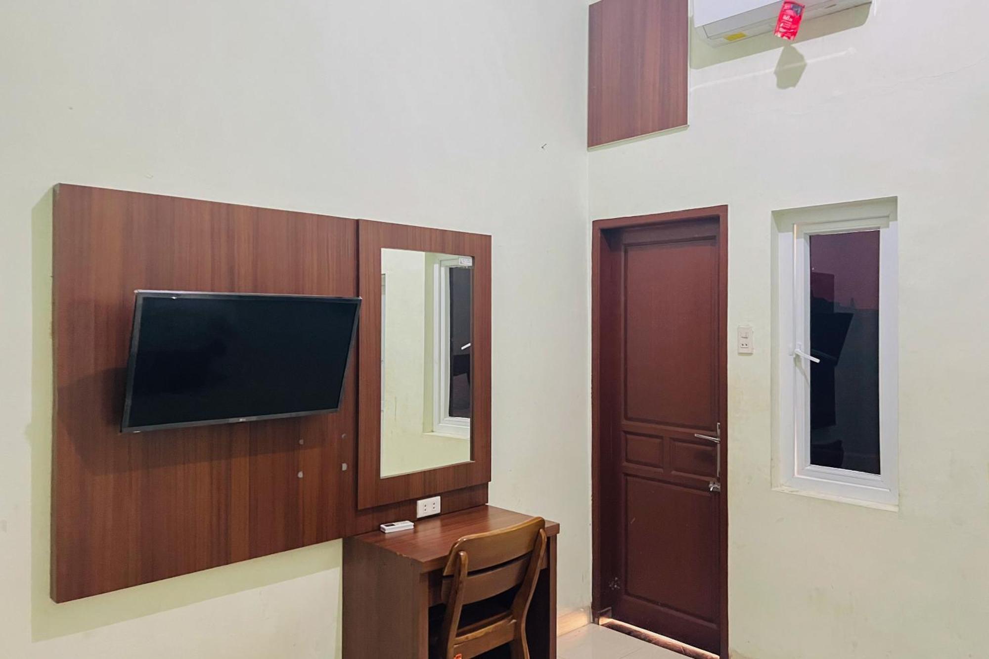Teratai Residence Mitra Reddoorz Medan Esterno foto