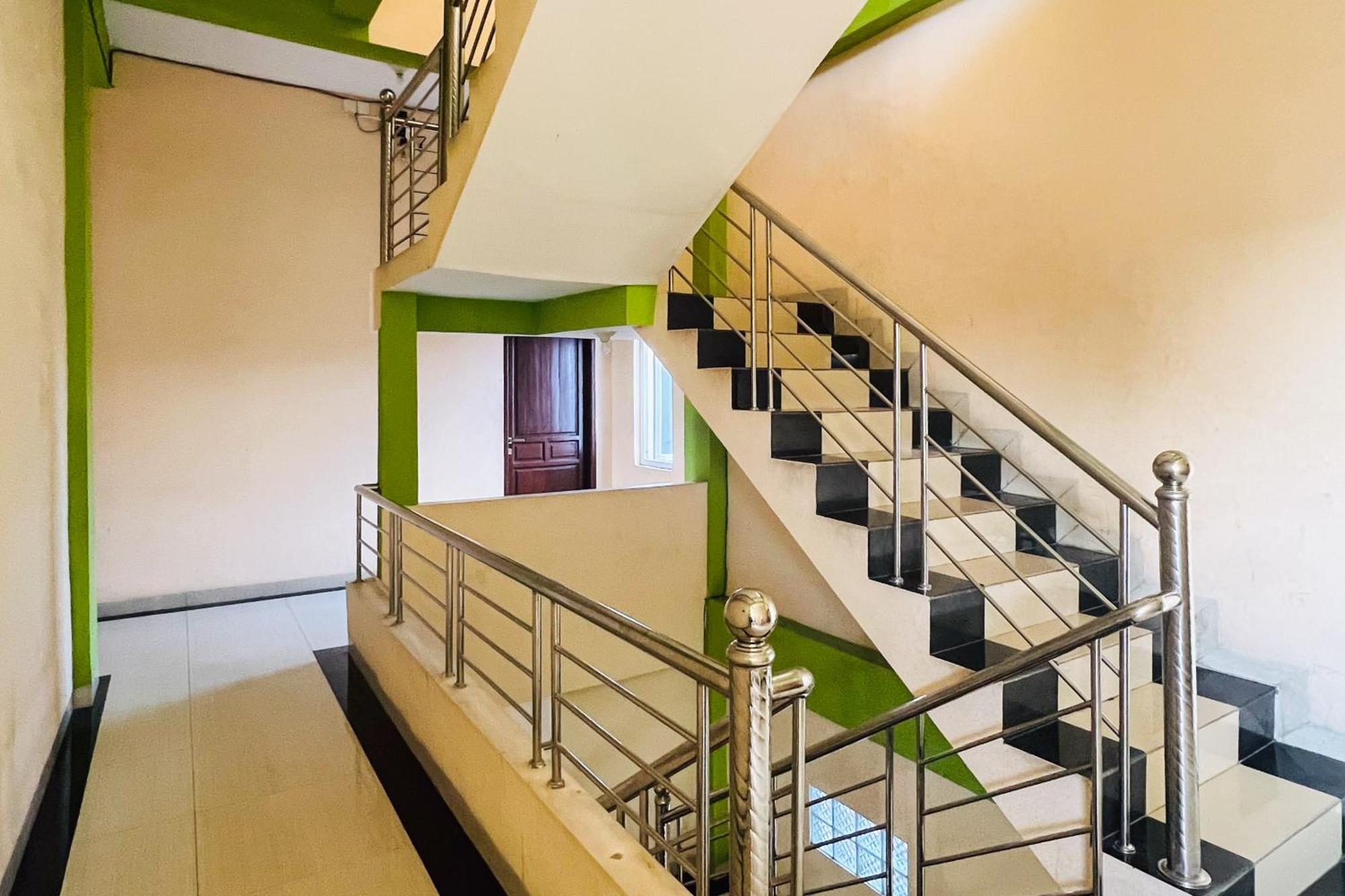 Teratai Residence Mitra Reddoorz Medan Esterno foto