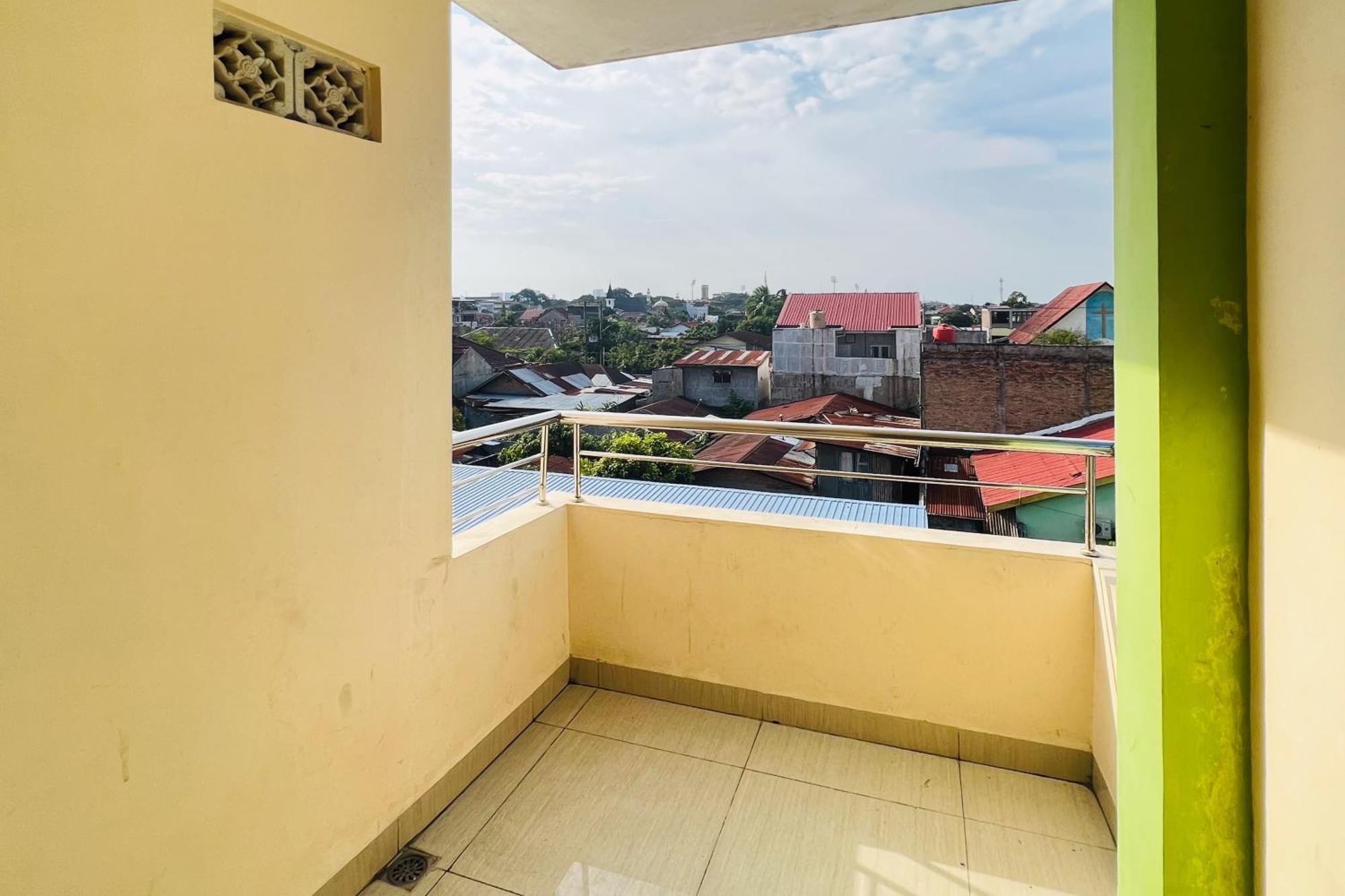Teratai Residence Mitra Reddoorz Medan Esterno foto